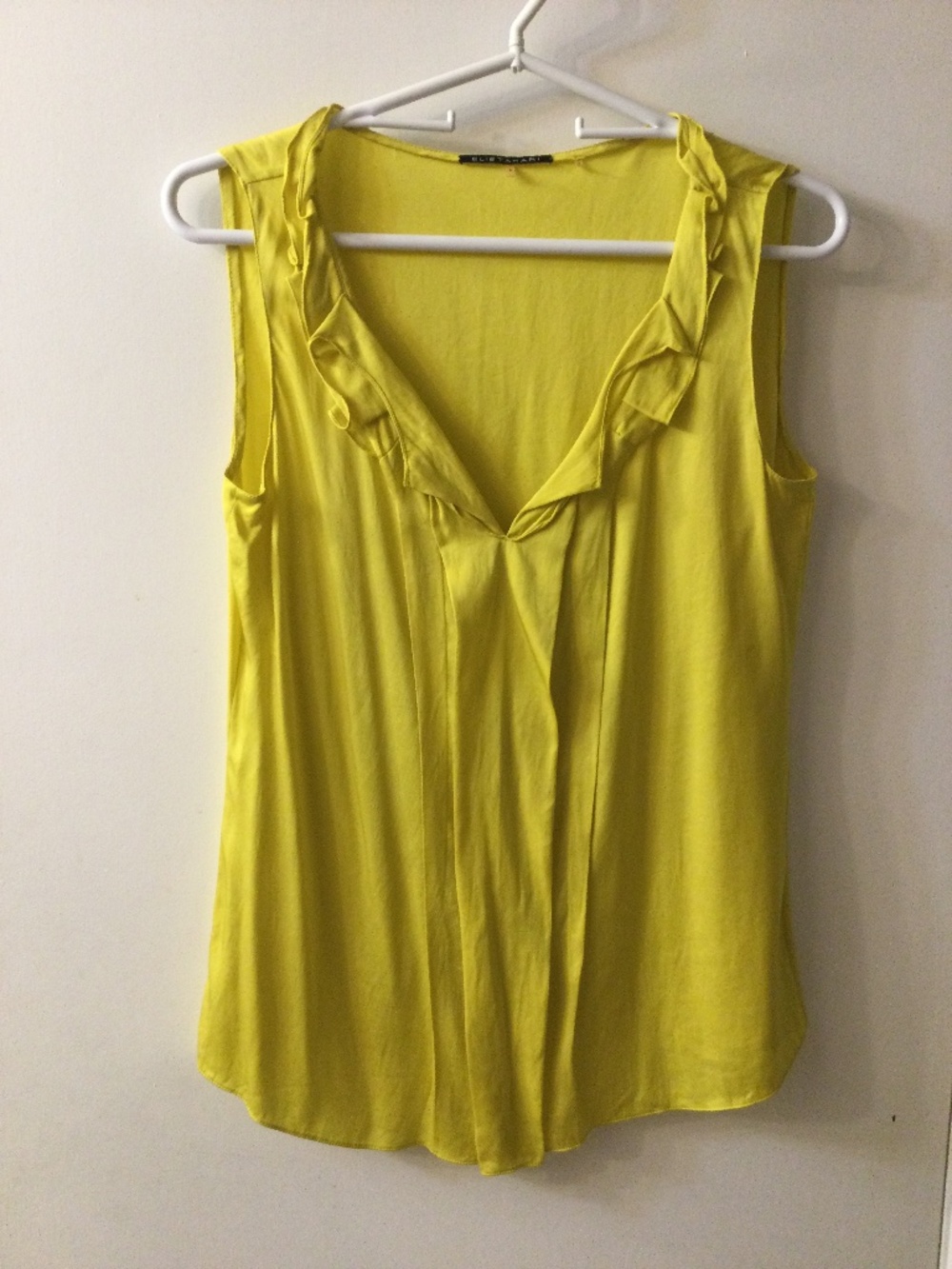 Elie Tahari Yellow Sleeveless Silk Top Ruffle V-Neck Front Pleat S Elegant